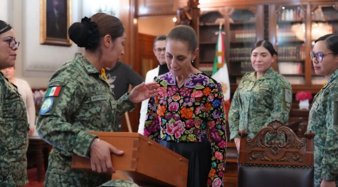Vestido patrio de presidenta Sheinbaum, homenaje a artesanas del Istmo de Tehuantepec