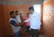 Cumple Salomón Jara con la entrega de vivienda a personas damnificadas