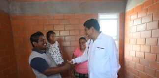 Cumple Salomón Jara con la entrega de vivienda a personas damnificadas