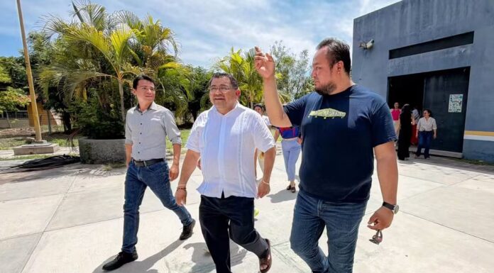 RECTOR DE LA UABJO FORTALECE VINCULACIÓN ACADÉMICA EN IDIOMAS Y TURISMO EN LA VILLA DE TUTUTEPEC