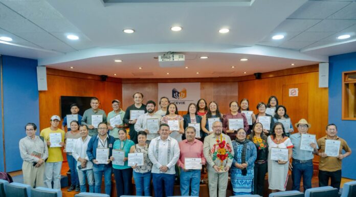 Entregan reconocimientos del Diplomado Latinoamericano de Radialistas en el CEVIE UABJO