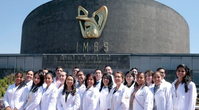Más de 14 mil 800 médicos residentes concluyeron cursos de especialidad en el IMSS, en la presente administración