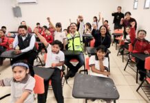 Ray Chagoya entrega aula de medios rehabilitada y equipada en beneficio de estudiantes de primaria