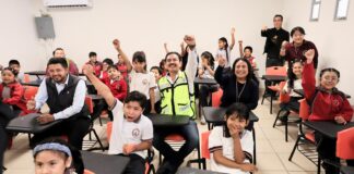 Ray Chagoya entrega aula de medios rehabilitada y equipada en beneficio de estudiantes de primaria