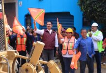 Ray Chagoya da banderazo de inicio a la rehabilitación de la calle Tuxtepec en la colonia Siete Regiones